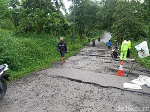 Rusak Gegara Tanah Gerak, Jalan ke Arah Wisata Guci Tegal Ditutup