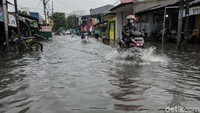 Pengendara tampak menerobos genangan.
