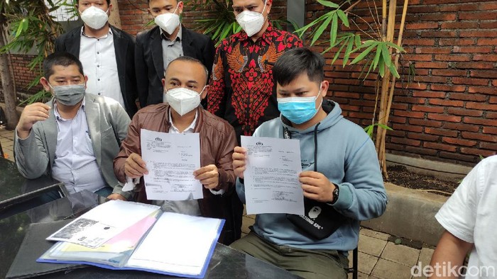 Jevry (24) dan kuasa hukum memberikan keterangan terkait laporan dugaan malapraktik sebuah rumah sakit ke Polda Jateng, Selasa (16/2/2021).
