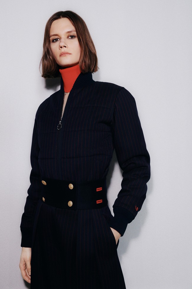 Victoria Beckham merilis koleksi fall 2021 yang terinspirasi dari gaya berpakaian warga Miami, namun dengan sedikit sentuhan militer. Foto: dok. Victoria Beckham.