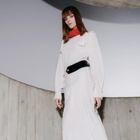 Victoria Beckham merilis koleksi fall 2021 yang terinspirasi dari gaya berpakaian warga Miami, namun dengan sedikit sentuhan militer. Foto: dok. Victoria Beckham.