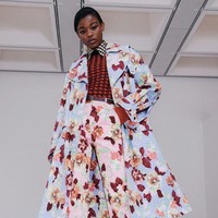 Victoria Beckham merilis koleksi fall 2021 yang terinspirasi dari gaya berpakaian warga Miami, namun dengan sedikit sentuhan militer. Foto: dok. Victoria Beckham.