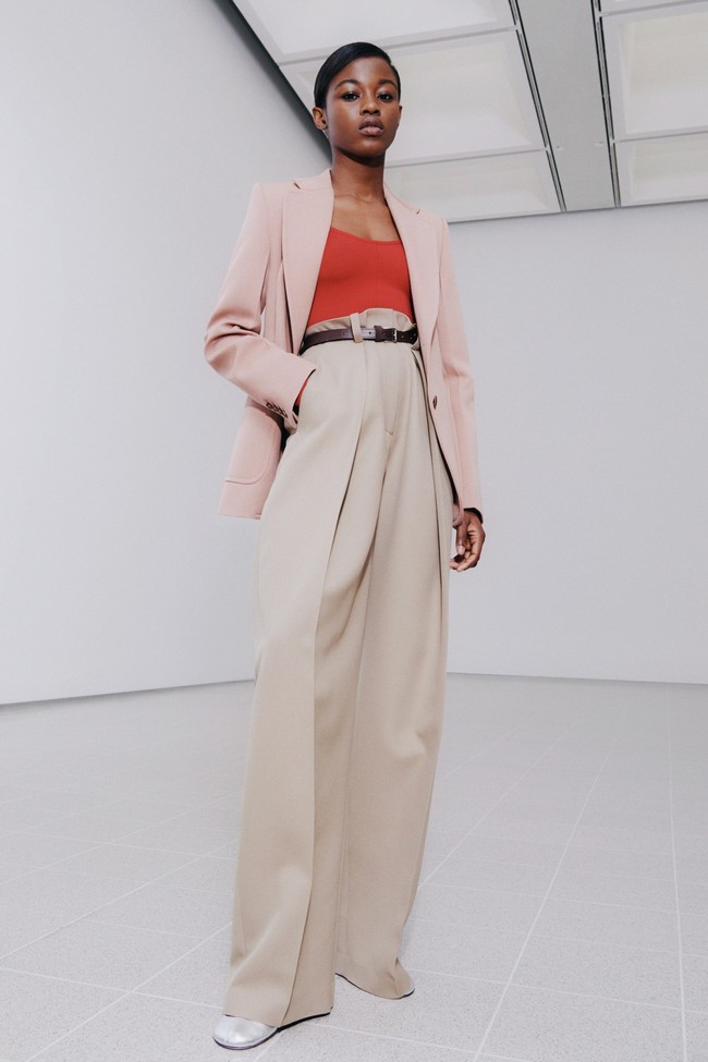 Victoria Beckham merilis koleksi fall 2021 yang terinspirasi dari gaya berpakaian warga Miami, namun dengan sedikit sentuhan militer. Foto: dok. Victoria Beckham.