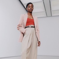 Victoria Beckham merilis koleksi fall 2021 yang terinspirasi dari gaya berpakaian warga Miami, namun dengan sedikit sentuhan militer. Foto: dok. Victoria Beckham.