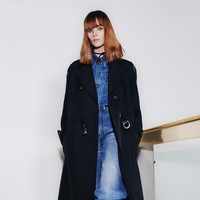 Victoria Beckham merilis koleksi fall 2021 yang terinspirasi dari gaya berpakaian warga Miami, namun dengan sedikit sentuhan militer. Foto: dok. Victoria Beckham.