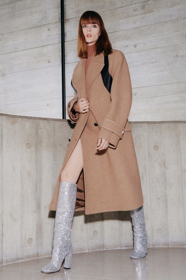 Victoria Beckham merilis koleksi fall 2021 yang terinspirasi dari gaya berpakaian warga Miami, namun dengan sedikit sentuhan militer. Foto: dok. Victoria Beckham.