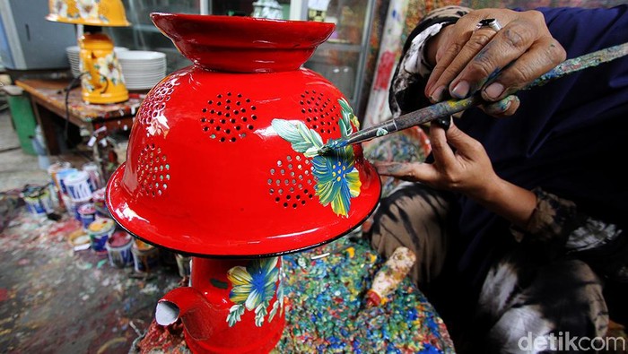 Barang bekas ternyata bisa dibuat menjadi sebuah produk kreatif yang menarik untuk hiasan rumah. Salah satunya membuat lampu gantung dari tempat nasi bekas.