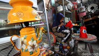 Dengan menambahkan bahan-bahan sederhana, dapat diperoleh hasil akhir lampu gantung yang sungguh unik dan artistik.