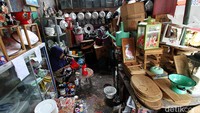 Material yang digunakan untuk membuat lampu ceting adalah bekas tempat nasi yang memiliki lubang-lubang pada bagian sisinya. 