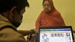 Lansia-Difable Disambangi Petugas untuk Perekaman e-KTP