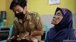 Lansia-Difable Disambangi Petugas untuk Perekaman e-KTP