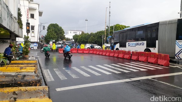LEZ Kota Tua, pengendara dari arah Glodok diimbau belok ke Jl Pancoran. (Afzal Nur Iman/detikcom)