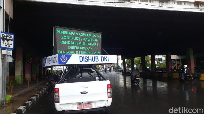 LEZ Kota Tua, pengendara dari arah Glodok diimbau belok ke Jl Pancoran. (Afzal Nur Iman/detikcom)