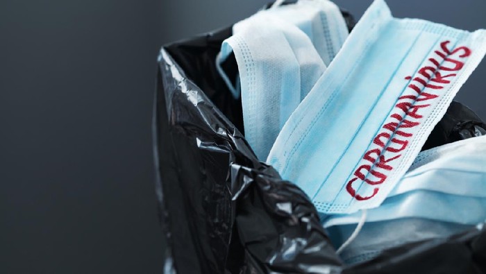 limbah medis Used medical masks against coronavirus in trash can. Corona virus or covid-19 finish concept.
