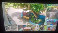 Anjing tersebut kemudian mengejar sosok menyerupai pocong yang lewat di seberang jalan depan rumah.