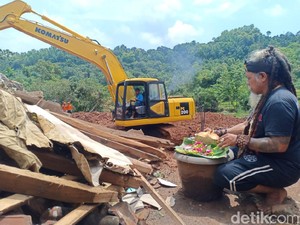 Ikhtiar Mbah Gimbal Bantu Pencarian Korban Longsor Nganjuk