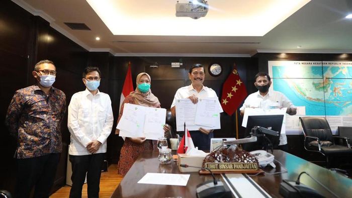 Luhut Binsar Pandjaitan Luhut Binsar Pandjaitan mengumumkan susunan pengurus PB PASI.