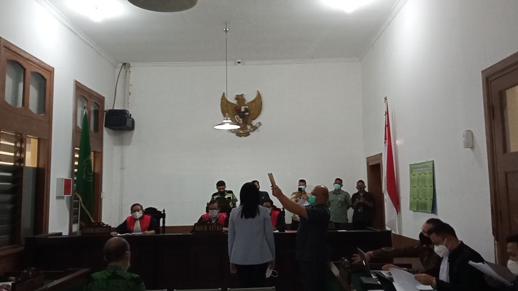 Marshandar hadir di persidangan kasus KDRT Arya Claporth terhadap Kareen Poore.
