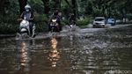 Menerobos Genangan Dekat Gerbang Tol Ancol