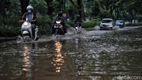 Jalan dekat gerbang tol Ancol dan Gerbang Carnaval itu tergenang sekitar 40 Cm.