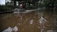 Jalan tergenang akibat hujan deras pagi tadi.