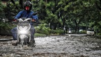 Meski demikian para pengendara nekat menerobos genangan.