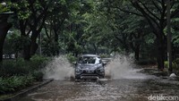 Lalu lintas sendiri tampak sepi.