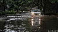 Sejumlah kendaraan melintasi Jalan Martadinata di kawasan Ancol, Jakarta Utara, yang tergenang, Selasa (16/2).