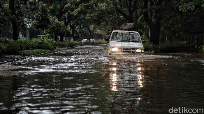Menerobos Genangan Dekat Gerbang Tol Ancol Jalan Martadinata dekat gerbang Tol Ancol tergenang sekitar 40 Cm. Meski demikian para pengendara nekat menerobos genangan.