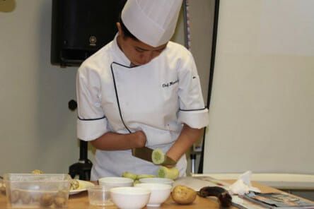 Meski Kehilangan Tangan di Usia 11, Wanita Ini Sukses Jadi Chef!