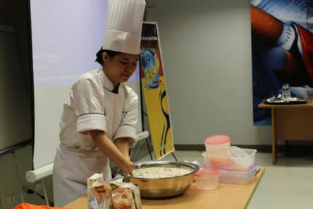 Meski Kehilangan Tangan di Usia 11, Wanita Ini Sukses Jadi Chef!