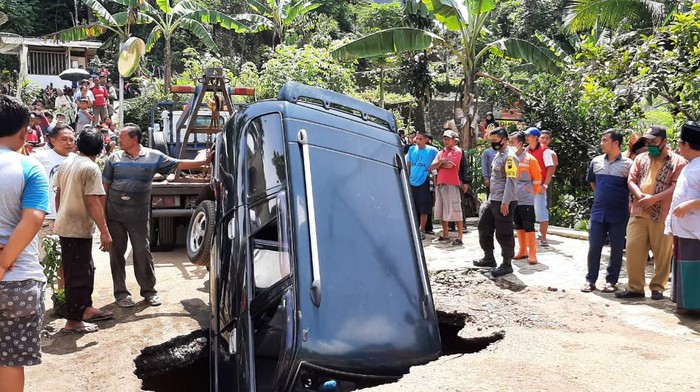 Minibus ini tiba-tiba terperosok ke lubang menganga di Wonosobo, Selasa (16/2/2021)