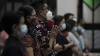 Salah satu protokol kesehatan yang diterapkan adalah umat Katolik yang melaksanakan misa Rabu Abu di gereja diwajibkan untuk mengenakan masker.  
