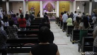 Begini suasana di Gereja Santo Alfonsus, saat sejumlah umat Katolik melaksanakan ibadah misa Rabu Abu dengan menerapkan protokol kesehatan yang ketat.