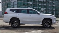 Kemudian di sisi samping, desain Pajero Sport 2021 tetap mempertahankan lekuk body yang gagah dan berkarakter. Selain itu, Pajero Sport facelift ini telah memiliki desain velg 18 inch baru yang semakin gagah. Foto: Dok. MMKSI