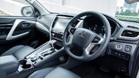 Yang baru di interior Pajero Sport facelift antara lain Head Unit 8” dengan Smartphone-Link Display Audio (SDA), LCD Meter Cluster 8”, Multi Around View Monitor, New Design Dual Zone Climate Control AC, New Auto Dimming Rear-view Mirror, New Hand Free Steering Switch, New Floor Console, dan New AC Power Outlet. Foto: Dok. MMKSI