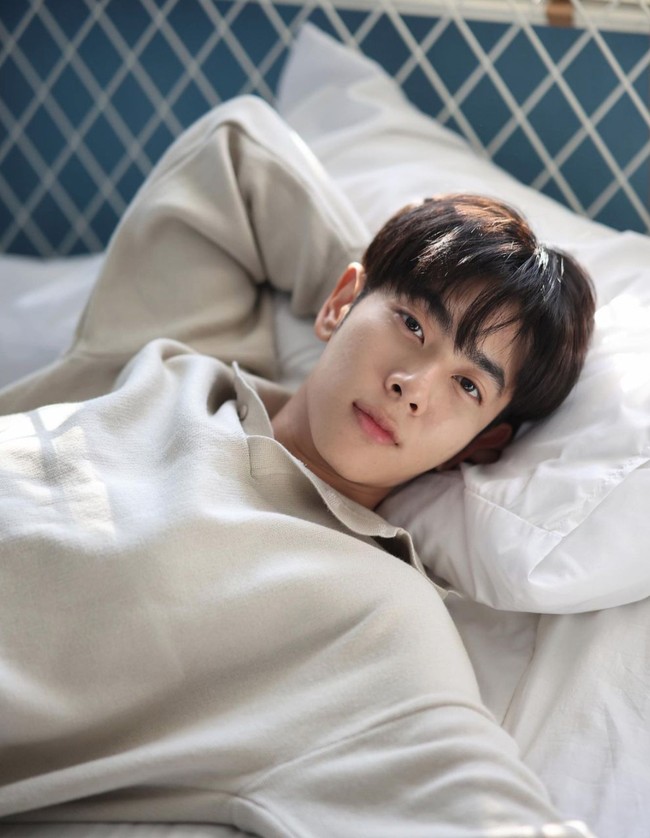 Mix lahir pada 22 Juli 1998. Seperti Jin BTS, ia memiliki bakat menyanyi dan tergabung dalam grup Cute Chef Thailand. Foto: Instagram mixxiw