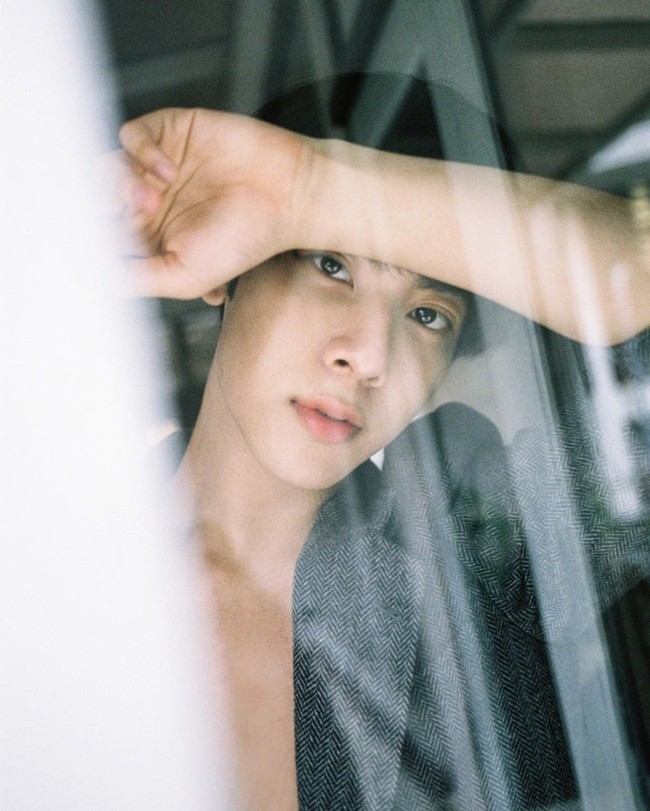 Aktor Thailand ‘kembaran’ Jin BTS ini meraih popularitas dengan pesat. Akun Instagram-nya @mixxiw telah diikuti 584 ribu followers. Foto: Instagram mixxiw