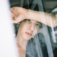 Aktor Thailand ‘kembaran’ Jin BTS ini meraih popularitas dengan pesat. Akun Instagram-nya @mixxiw telah diikuti 584 ribu followers. Foto: Instagram mixxiw