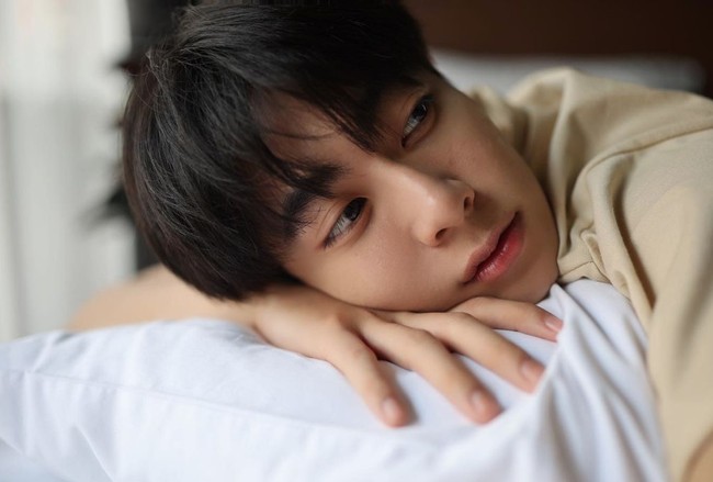 Jin BTS memiliki tinggi badan 179 cm, sementara Mix memiliki tinggi badan 178 cm. Keduanya juga digandrungi penggemar wanita. Foto: Instagram mixxiw