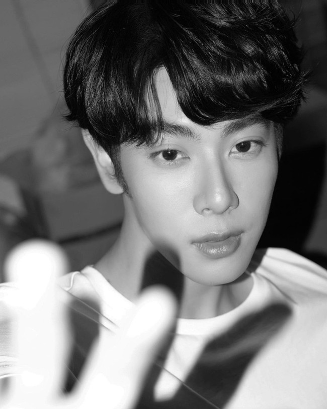 Bentuk wajah Mix pun menyerupai vokalis dan visual grup BTS, Jin. Mulai dari garis rahang yang tegas, hidung mancung, hingga bentuk bibir. Foto: Instagram mixxiw