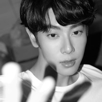 Bentuk wajah Mix pun menyerupai vokalis dan visual grup BTS, Jin. Mulai dari garis rahang yang tegas, hidung mancung, hingga bentuk bibir. Foto: Instagram mixxiw