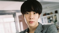 Mix kini sedang menyapa penggemar lewat karakter Tian di serial A Tale of Thousand Stars. Dalam produksi itu dia main bareng Earth Pirapat. (Foto: dok. Instagram @mixxiw) 