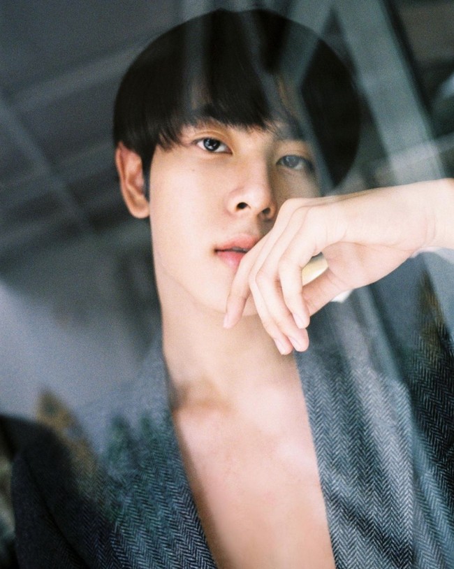 Aktor Thailand Mix hangat diperbincangkan netizen Korea. Ia mencuri perhatian karena memiliki kemiripan dengan ‘Worldwide Handsome’, Jin BTS. Foto: Instagram mixxiw