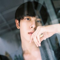 Aktor Thailand Mix hangat diperbincangkan netizen Korea. Ia mencuri perhatian karena memiliki kemiripan dengan ‘Worldwide Handsome’, Jin BTS. Foto: Instagram mixxiw