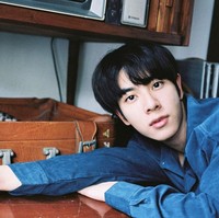 Netizen Korea membandingkan foto Mix dengan Jin BTS. Aktor Korea dan idol KPop ini dibilang mirip pada angle dan pose tertentu. Foto: Instagram mixxiw