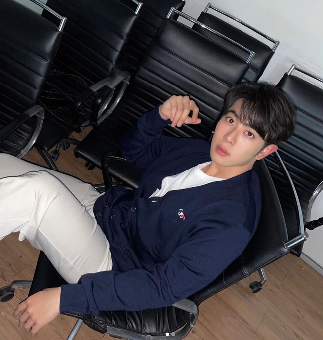 Seperti Jin BTS, aktor Thailand ini juga memiliki tinggi semampai. Mix dan Jin BTS bahkan hanya memiliki selisih tinggi 1 cm. Foto: Instagram mixxiw