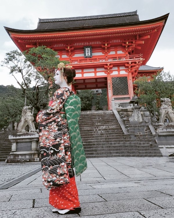 Tak hanya alam yang indah, Miyabi juga pamerkan budaya Jepang dengan menggunakan kimono di Kiyomizu Temple, Kyoto. (Instagram) Tak hanya alam yang indah, Miyabi juga pamerkan budaya Jepang dengan menggunakan kimono di Kiyomizu Temple, Kyoto. (Instagram)