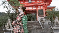 Tak hanya alam yang indah, Miyabi juga pamerkan budaya Jepang dengan menggunakan kimono di Kiyomizu Temple, Kyoto. (Instagram)