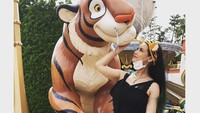 Sebelum Disney Sea Tokyo tutup di tengah pandemi, Miyabi menyempatkan diri main ke sana. (Instagram)